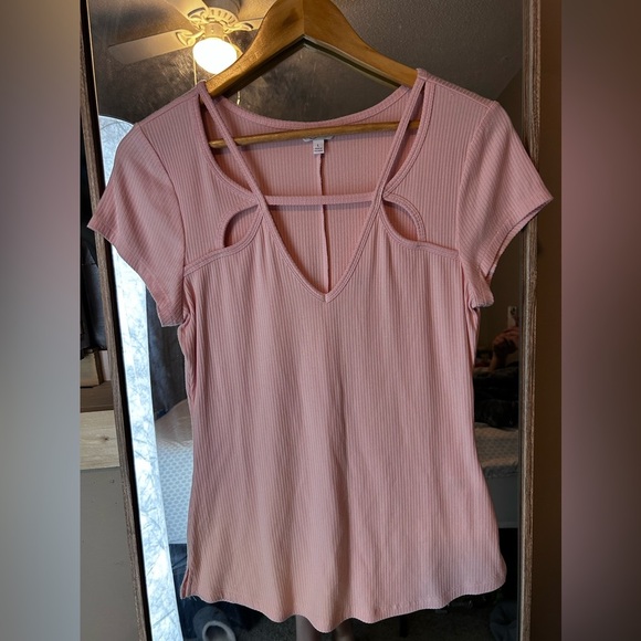 Candies Baby Pink Women’s Tee With Unique Cut-Out Front Design Size L - Picture 1 of 4
